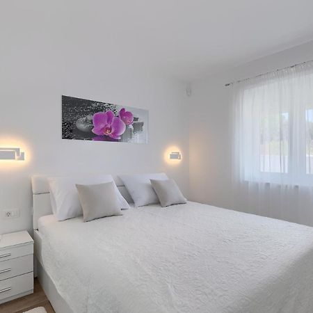 Exclusive Apartments Ellen & Micol-With 3 Free Mountain Bikes Pjescana Uvala Bagian luar foto