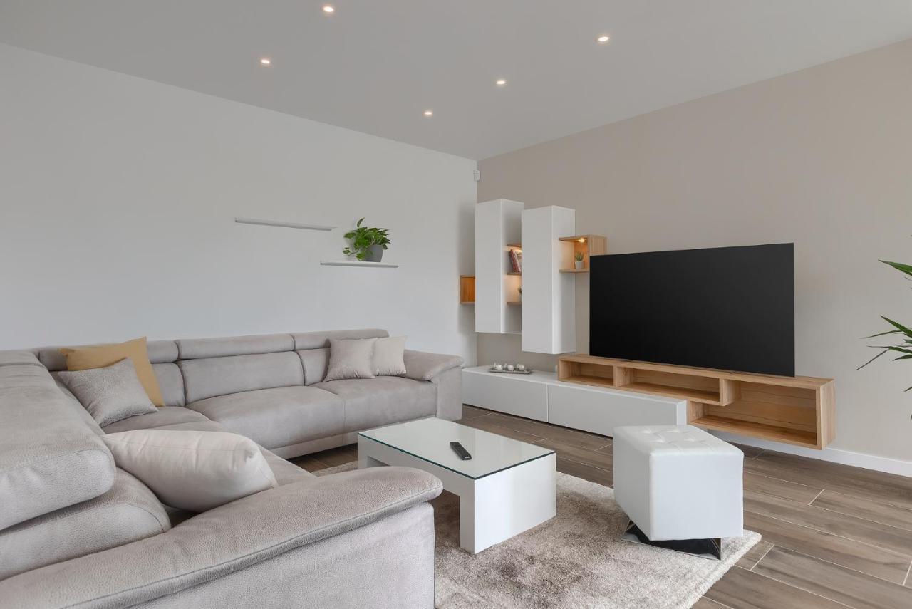 Exclusive Apartments Ellen & Micol-With 3 Free Mountain Bikes Pjescana Uvala Bagian luar foto