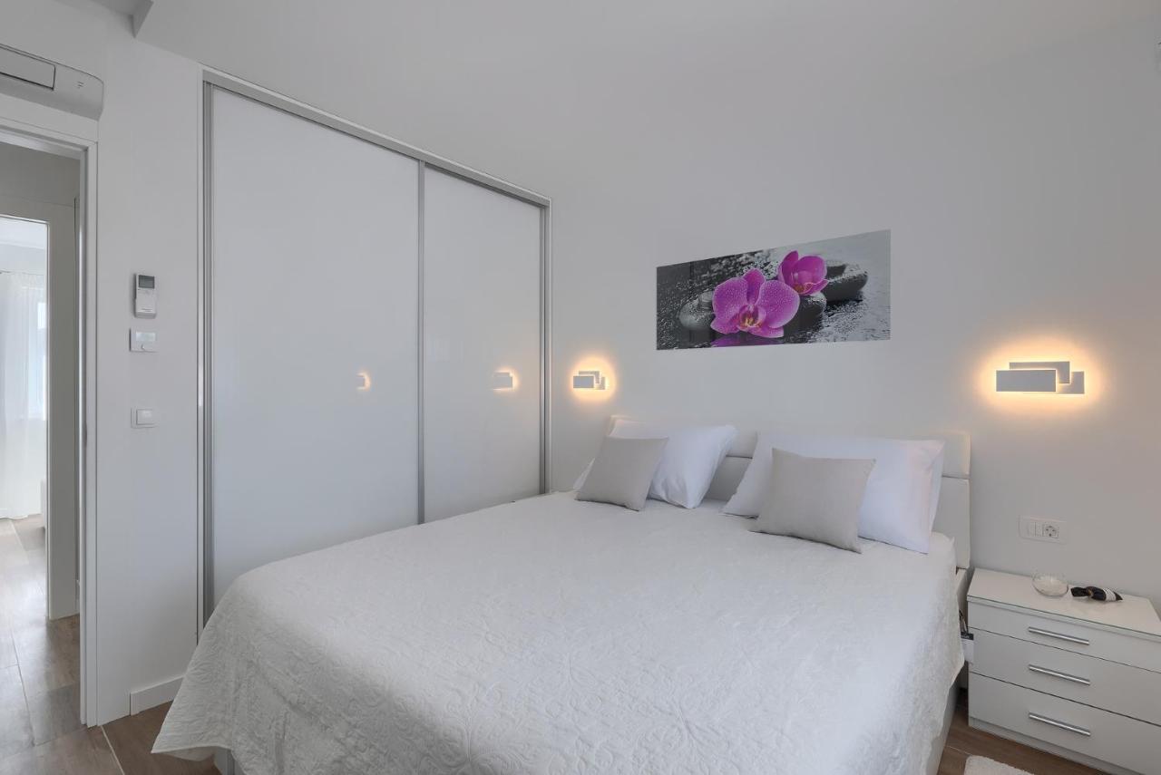 Exclusive Apartments Ellen & Micol-With 3 Free Mountain Bikes Pjescana Uvala Bagian luar foto