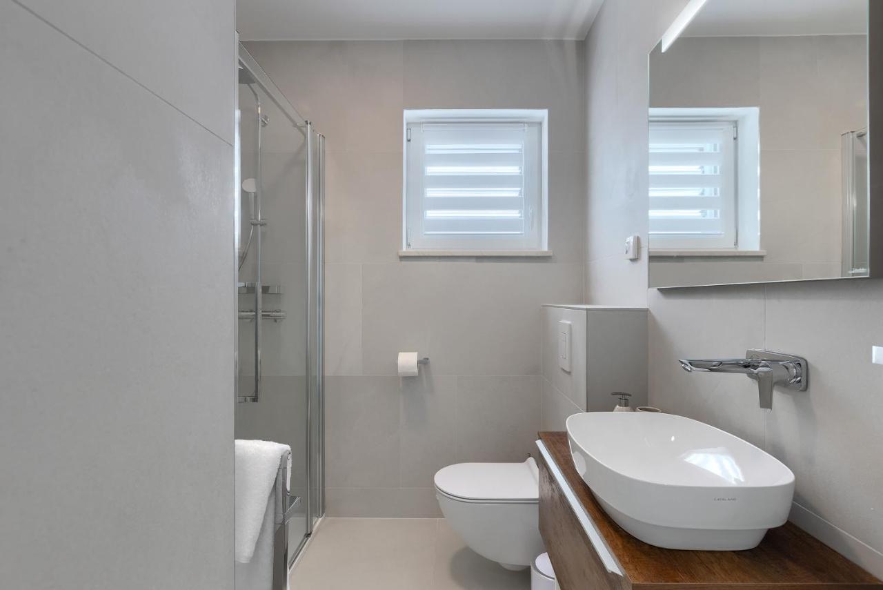 Exclusive Apartments Ellen & Micol-With 3 Free Mountain Bikes Pjescana Uvala Bagian luar foto